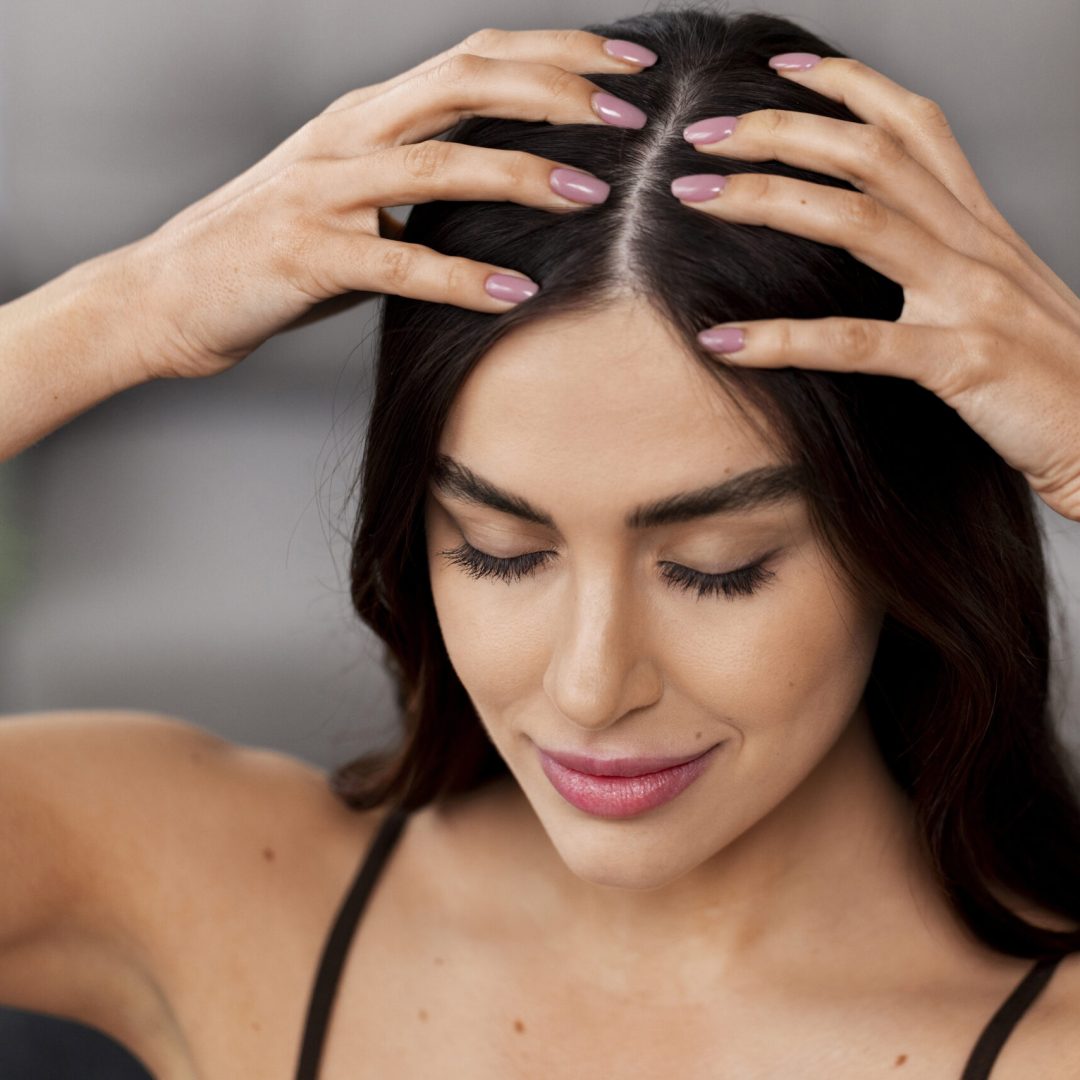 mulher-fazendo-uma-massagem-no-couro-cabeludo